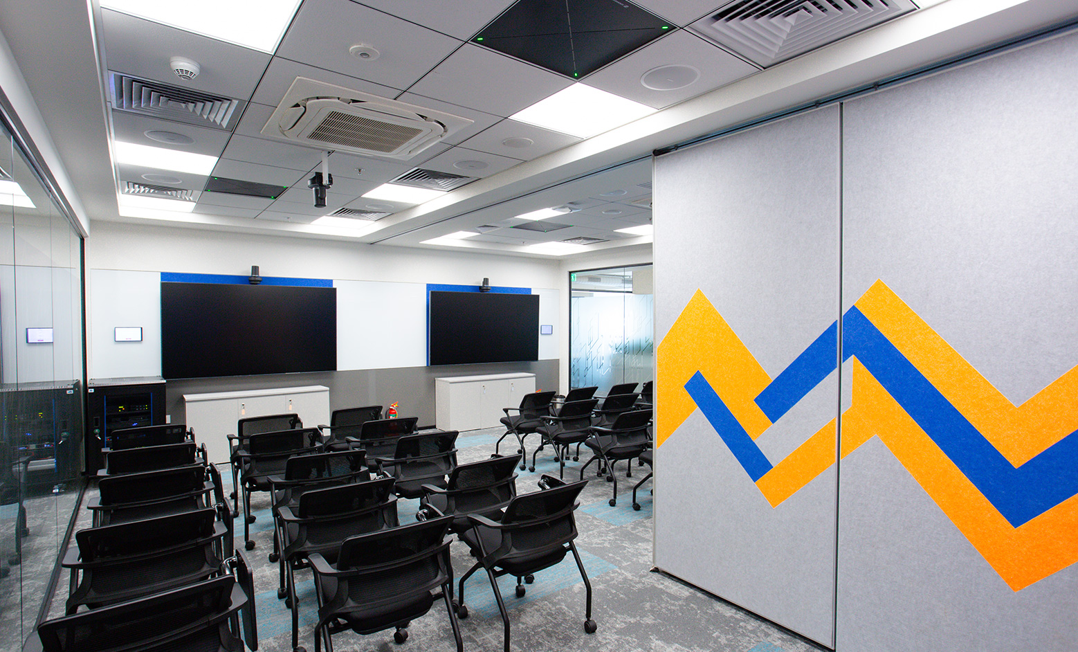TABLE SPACE in 10, DLF Cyber City Rd