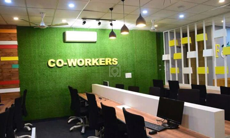 Launchyard Cowork and Start Up Incubator - HOT DESK
